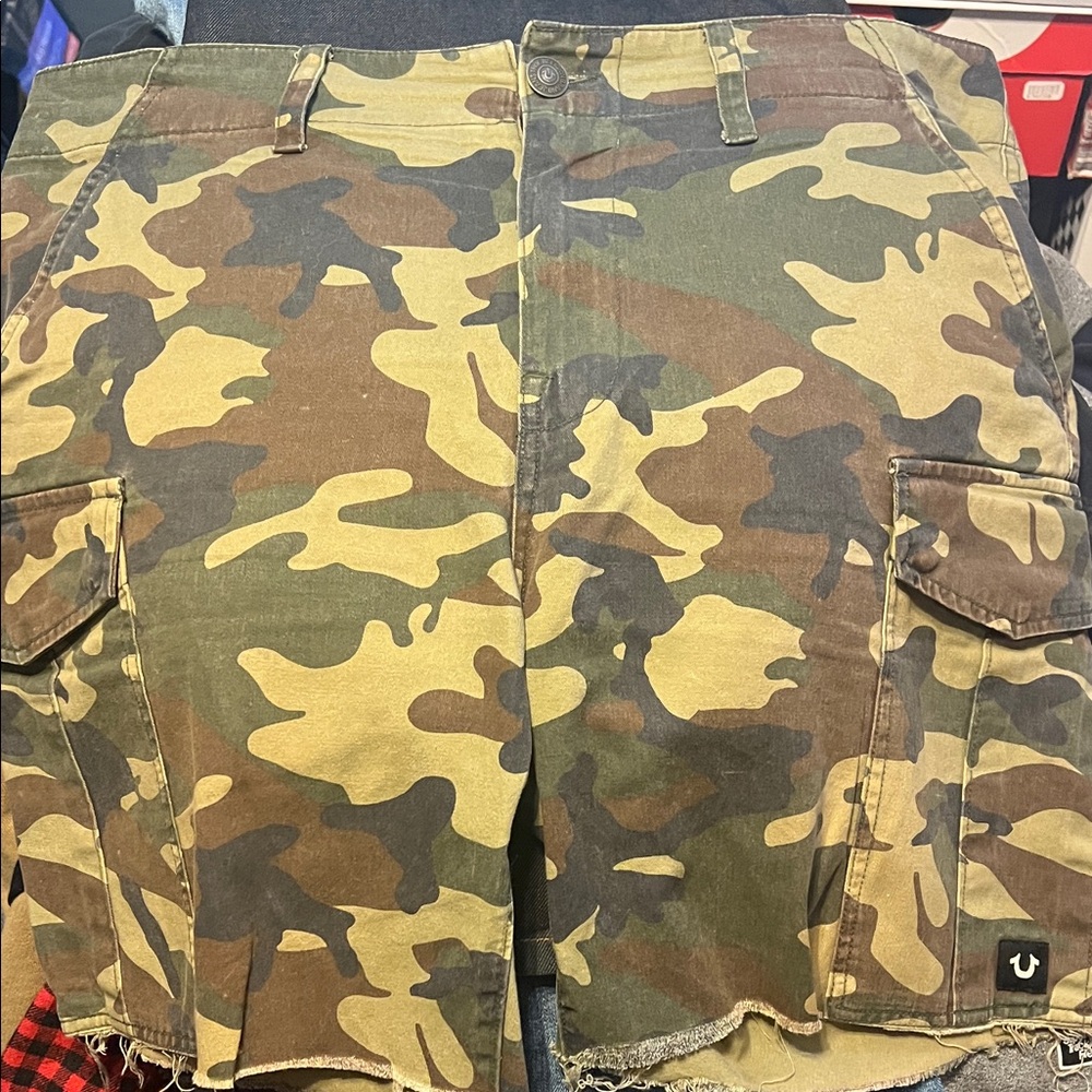 TRUE RELIGION CAMO CARGO SHORTS SIZE 34